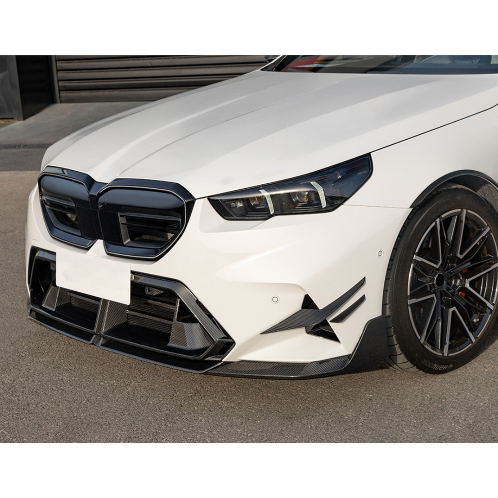 White BMW G90 M5 front three-quarter view, with ribbed carbon fiber center trim (SQ Style)