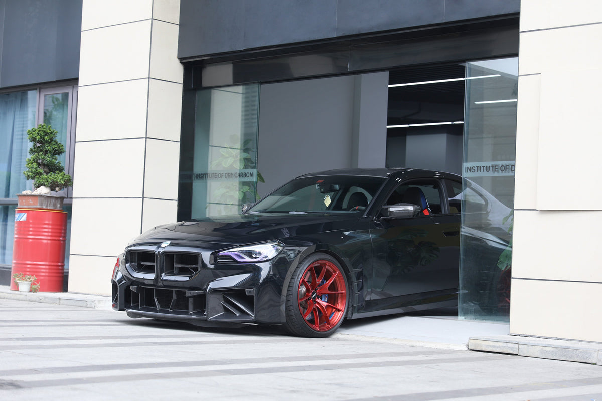 Fekete BMW G87 M2 piros felnikkel és carbon fiber középső beömlővel (PM V1 Style)