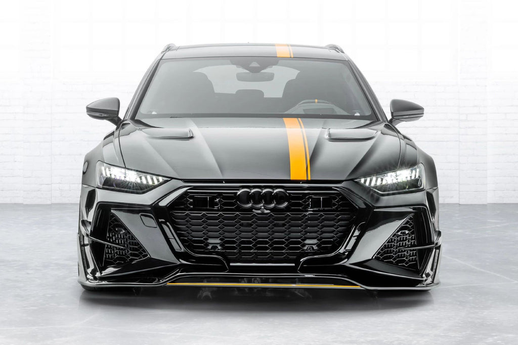 Fekete, sárga csíkos Audi RS6 Avant C8 szemből, részben festett autoklávos carbon MSY Style első lökhárítóval