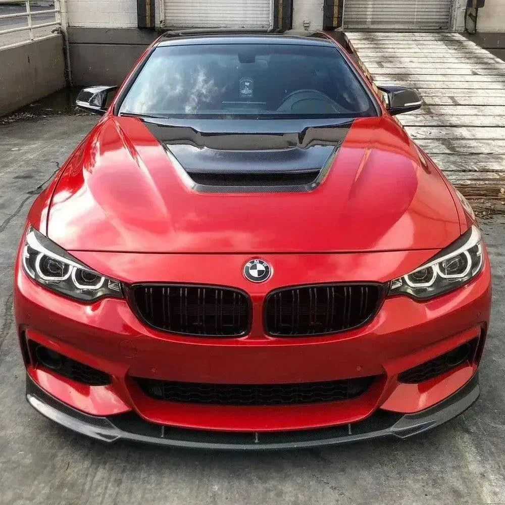 Piros BMW F32 kupé szemből, fényes fekete dupla rácsos vesével és szellőzős motorháztetővel