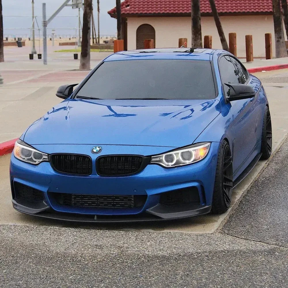 Kék BMW F32 kupé első 3/4-es nézetből, fényes fekete dupla rácsos vesével