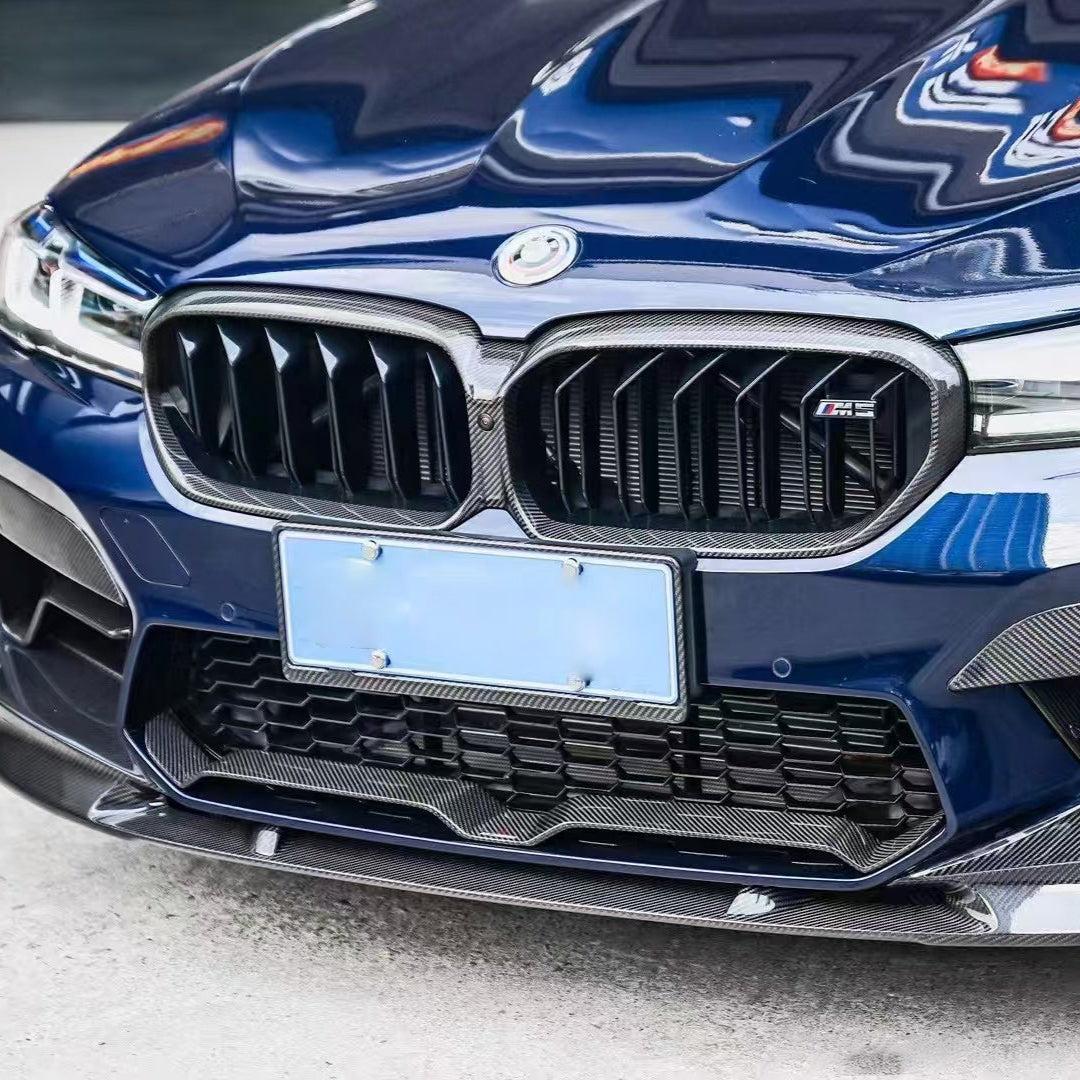 Kék LCI BMW F90 M5 első 3/4-es közeli képe dupla rácsos carbon vesével