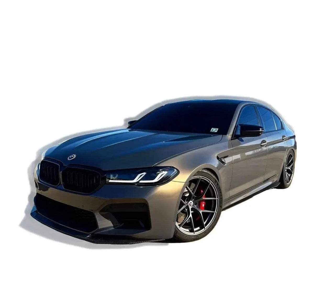 Bronzszürke LCI BMW F90 M5 első 3/4-es nézetben, fényes fekete dupla rácsos vesével