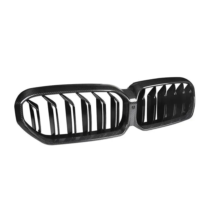 LCI double-slat kidney grille with dry carbon frame and black slats, three-quarter view – BMW F90 M5