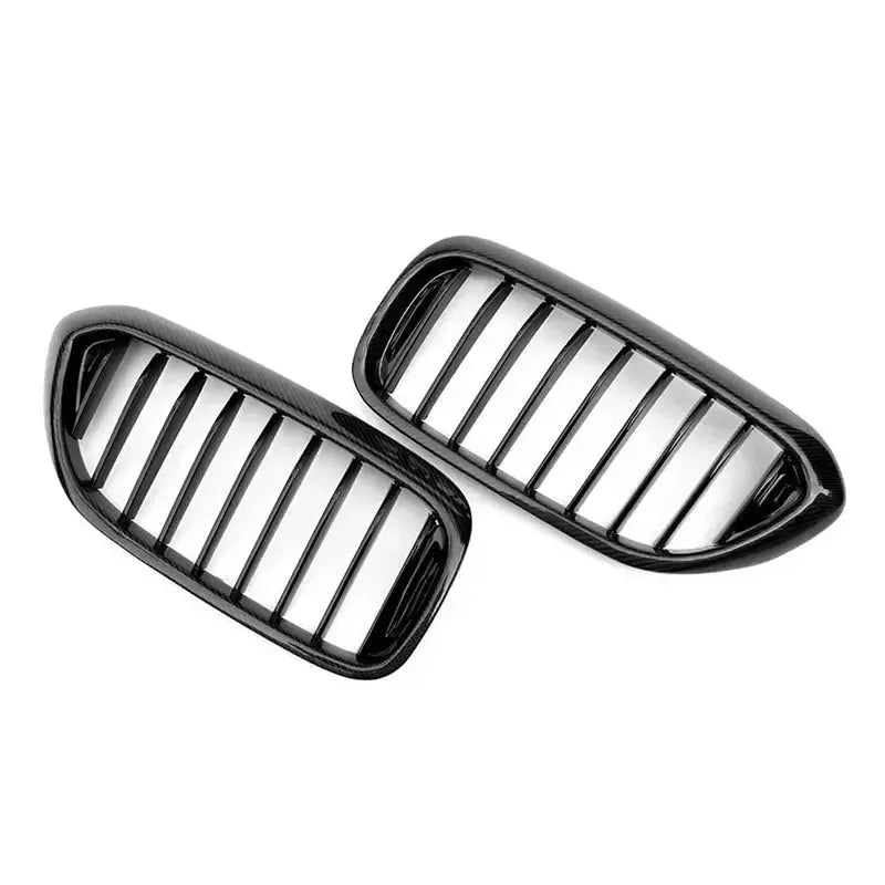 Carbon keretes, szimpla rácsos pre-LCI vesék ferde nézetből – BMW F90 M5 és G30 5-ös sorozat