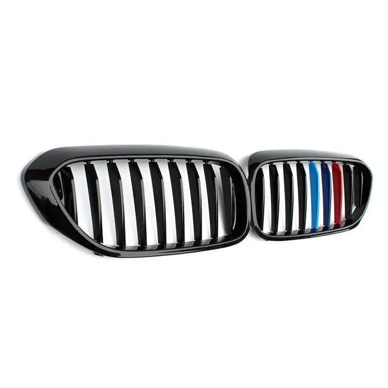Fényes fekete pre-LCI vese pár M csíkkal, ferde nézetből – BMW F90 M5 és G30 5-ös sorozat