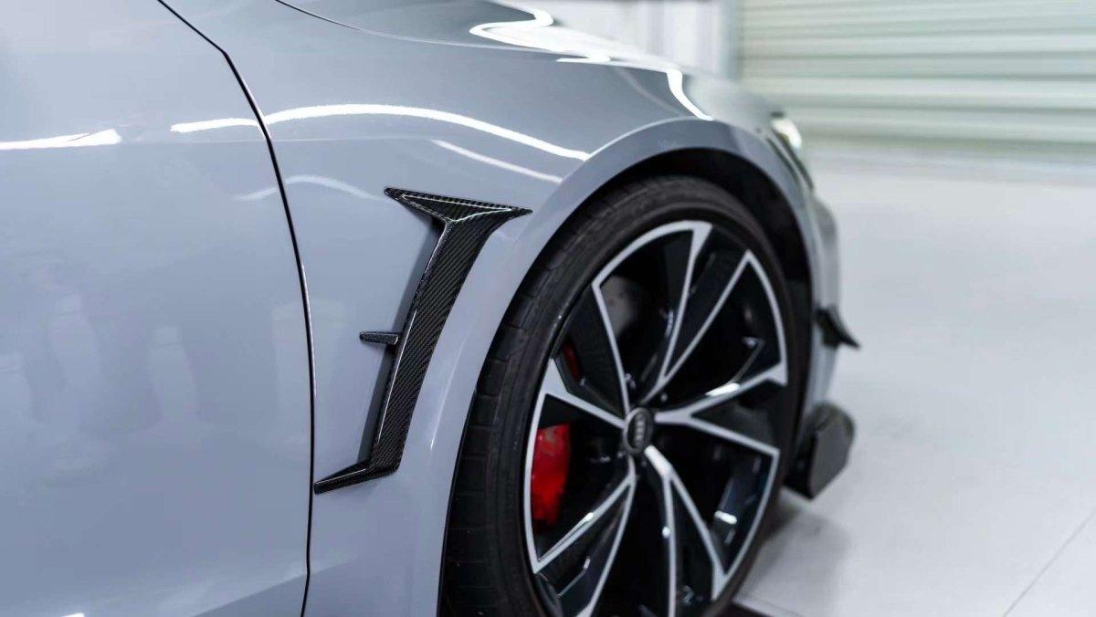 Szürke C8 bal első sárvédője oldalsó 3/4-ből, felszerelt carbon sárvédő díszléccel (KB Style) – Audi RS6 Avant C8