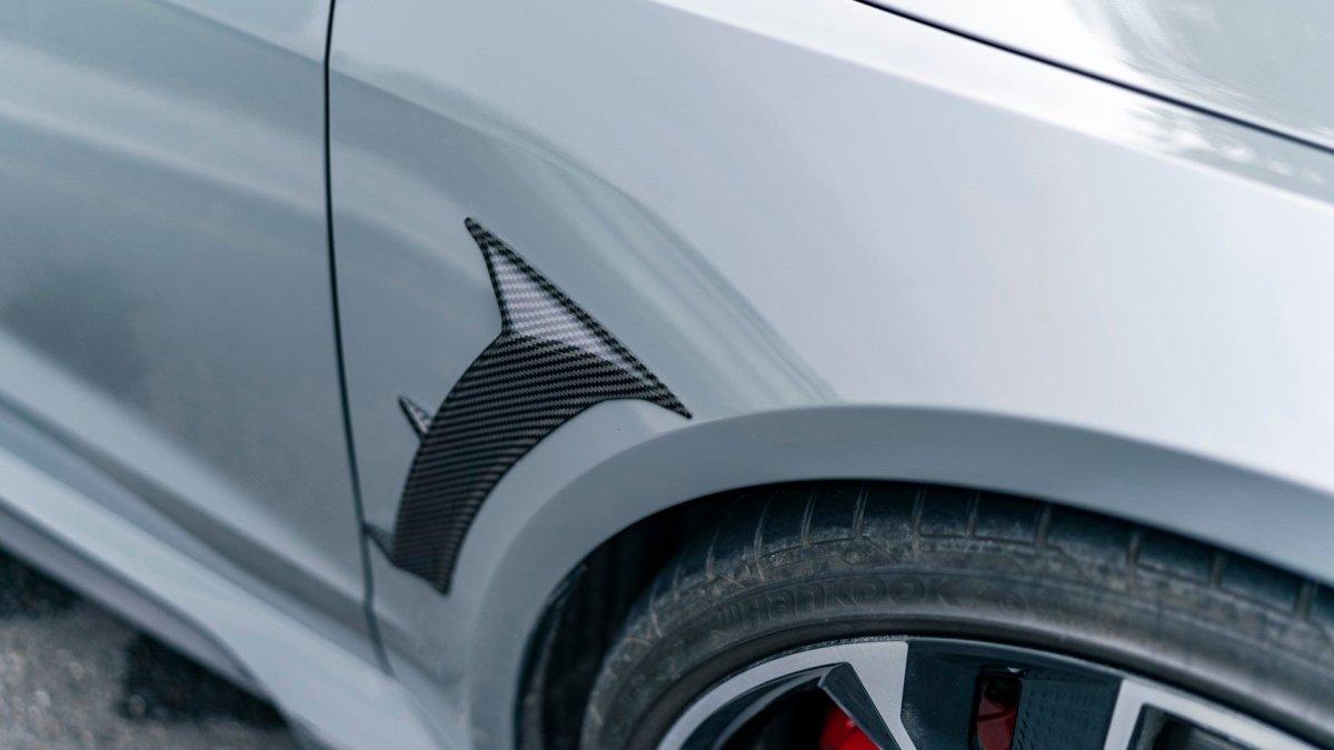 Felszerelt carbon sárvédő díszléc szövésmintája egy szürke C8 első sárvédőjén (KB Style) – Audi RS6 Avant C8