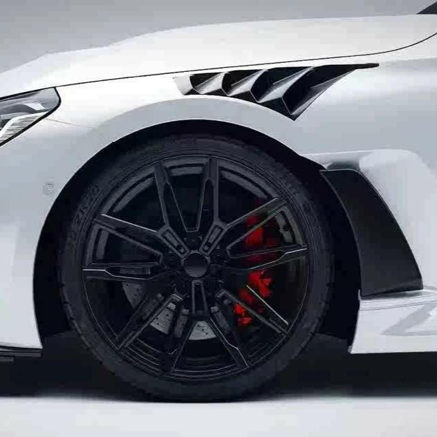 Fehér BMW G87 M2 szellőzős carbon fiber első sárvédőívvel (PM V1 Style)