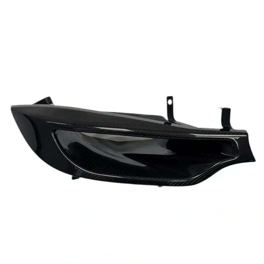 Fényszóró helyére szerelhető carbon légbeömlő elölnézetből – BMW F80 M3 / F82 M4 / F32