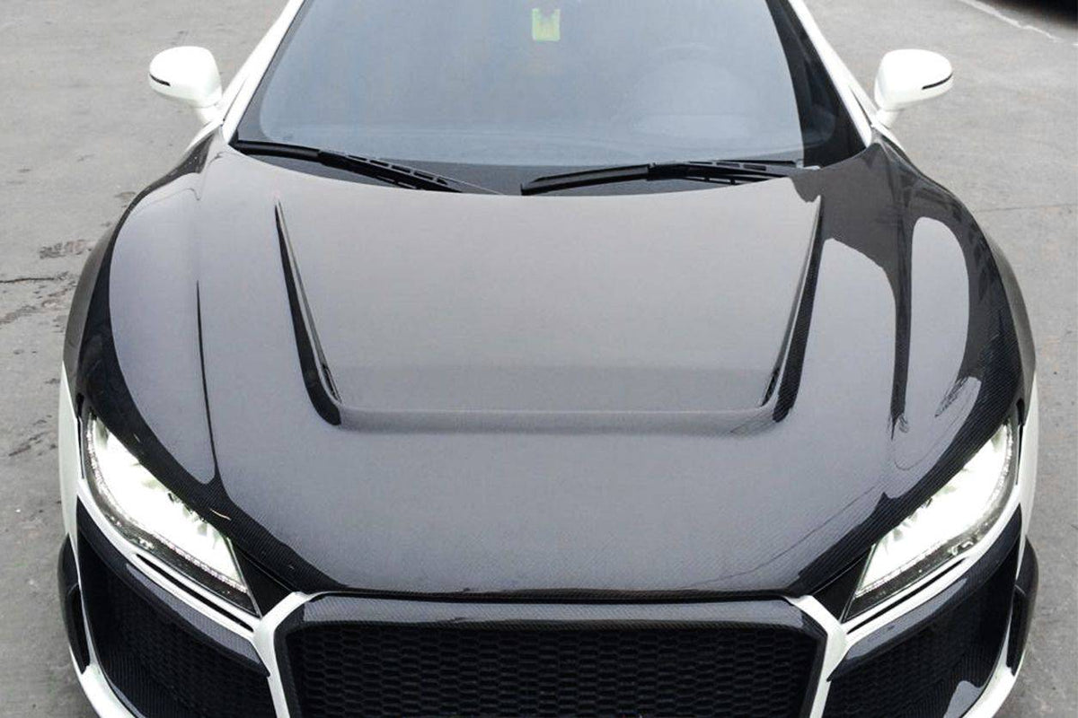 Fehér Audi R8 Type 42 eleje közelről, felszerelt szellőzős carbon géptetővel és body kit hűtőráccsal (P Style)