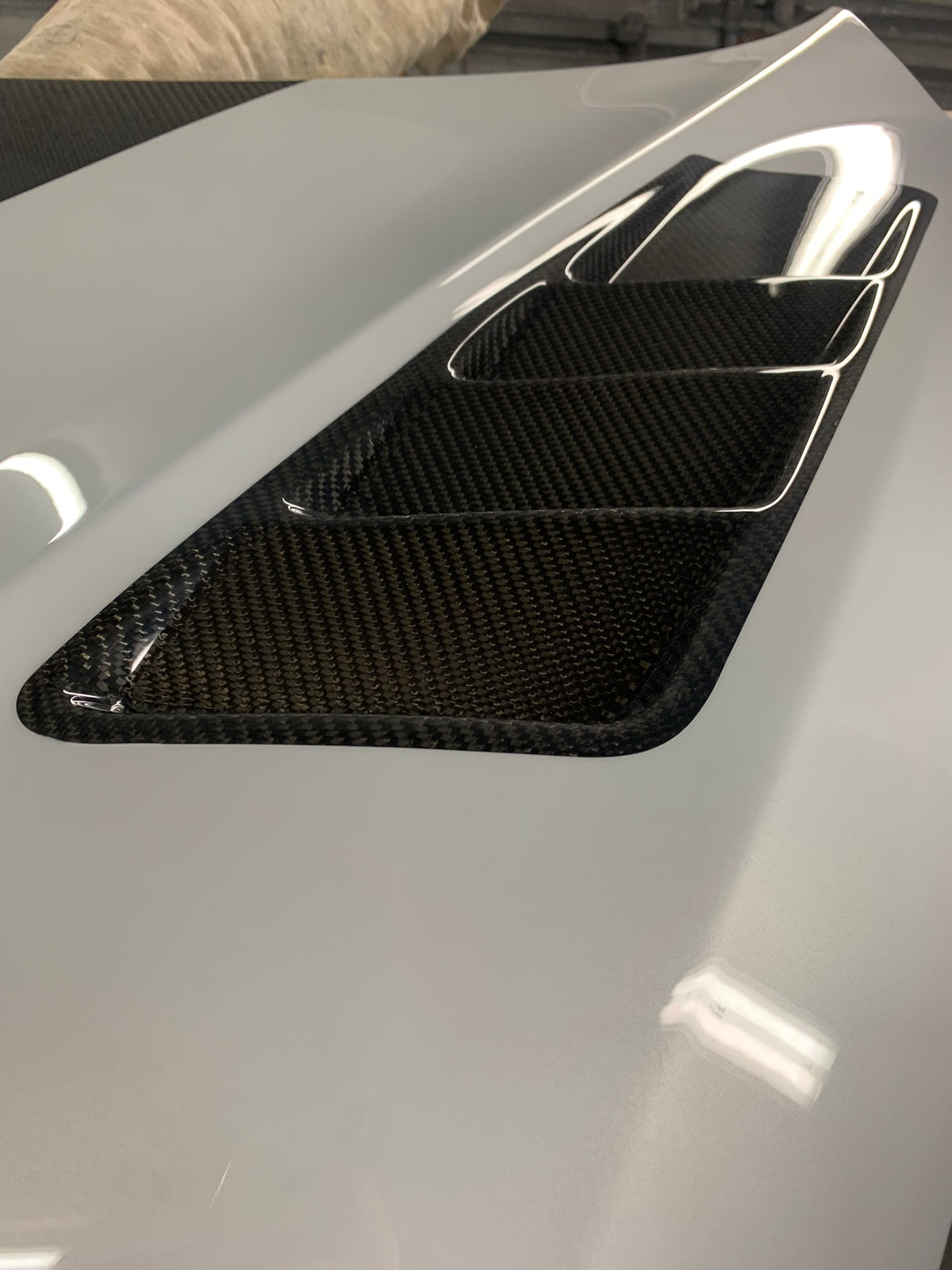 Carbon szellőzőlamellák és szövésminta közelről a fehér géptetőn (Performance Style) – Audi R8 4S