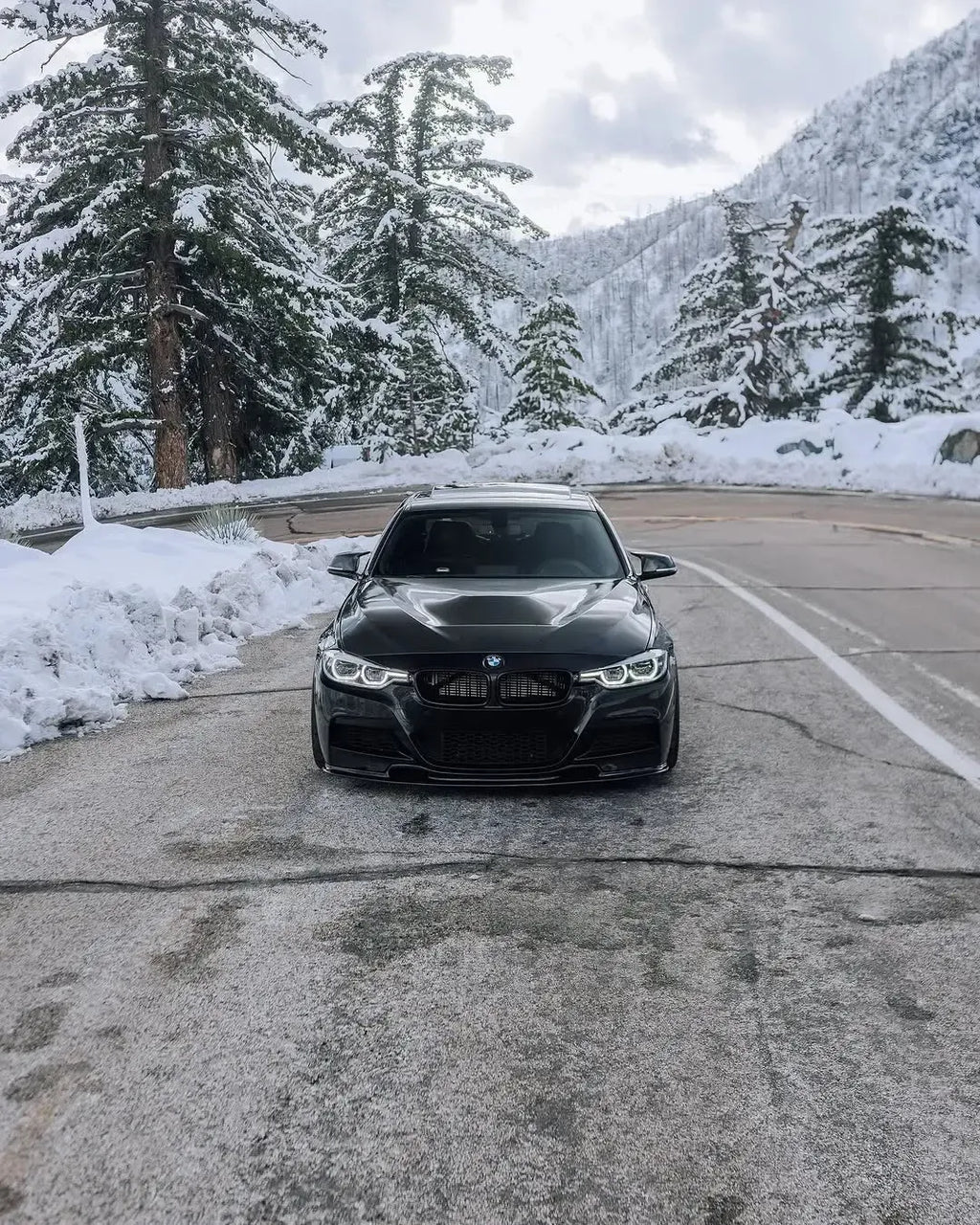 Fekete BMW F30 szemből havas úton, felszerelt carbon géptetővel (GTS Style)