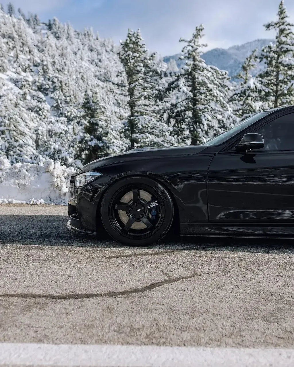 Fekete BMW F30 szedán oldalnézetből a hóban, carbon motorháztetővel (GTS Style)