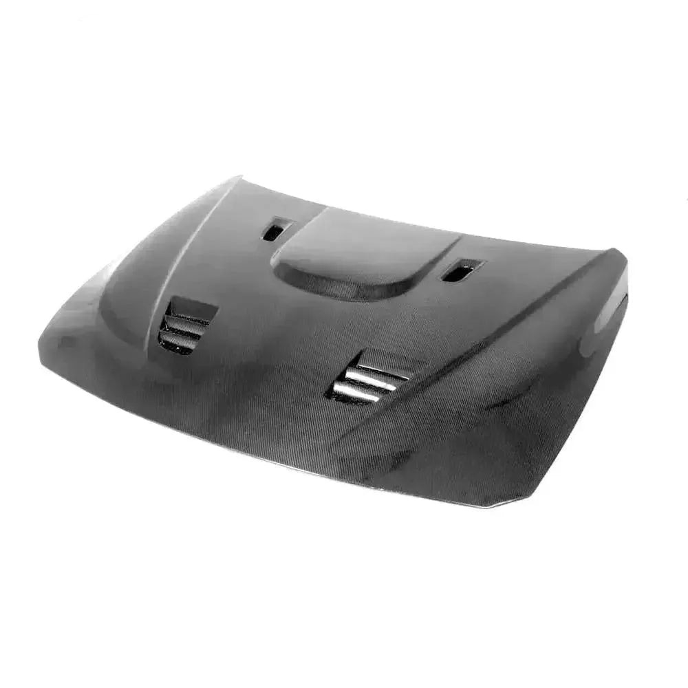Carbon motorháztető 3/4-es nézetből, kidomborodással és rácsos szellőzőkkel (V Style) – BMW F30 / F32