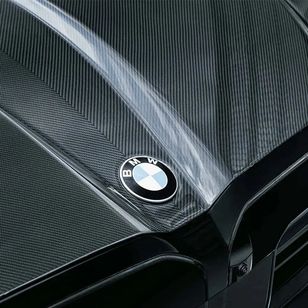 Close-up of the hood's carbon weave around the BMW badge (SQ Style) – BMW G90 M5