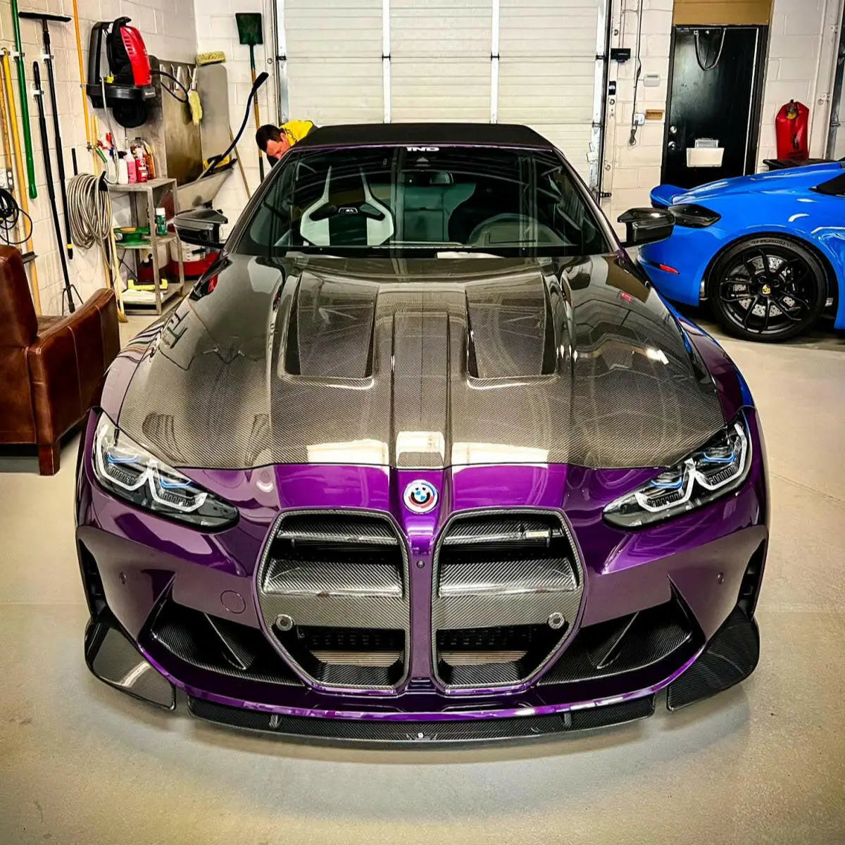 Vibráns lila és fekete carbon fiber bmw m4 géptető karbon kipufogó rendszerrel és ikonikus vese alakú hűtőrácssal
