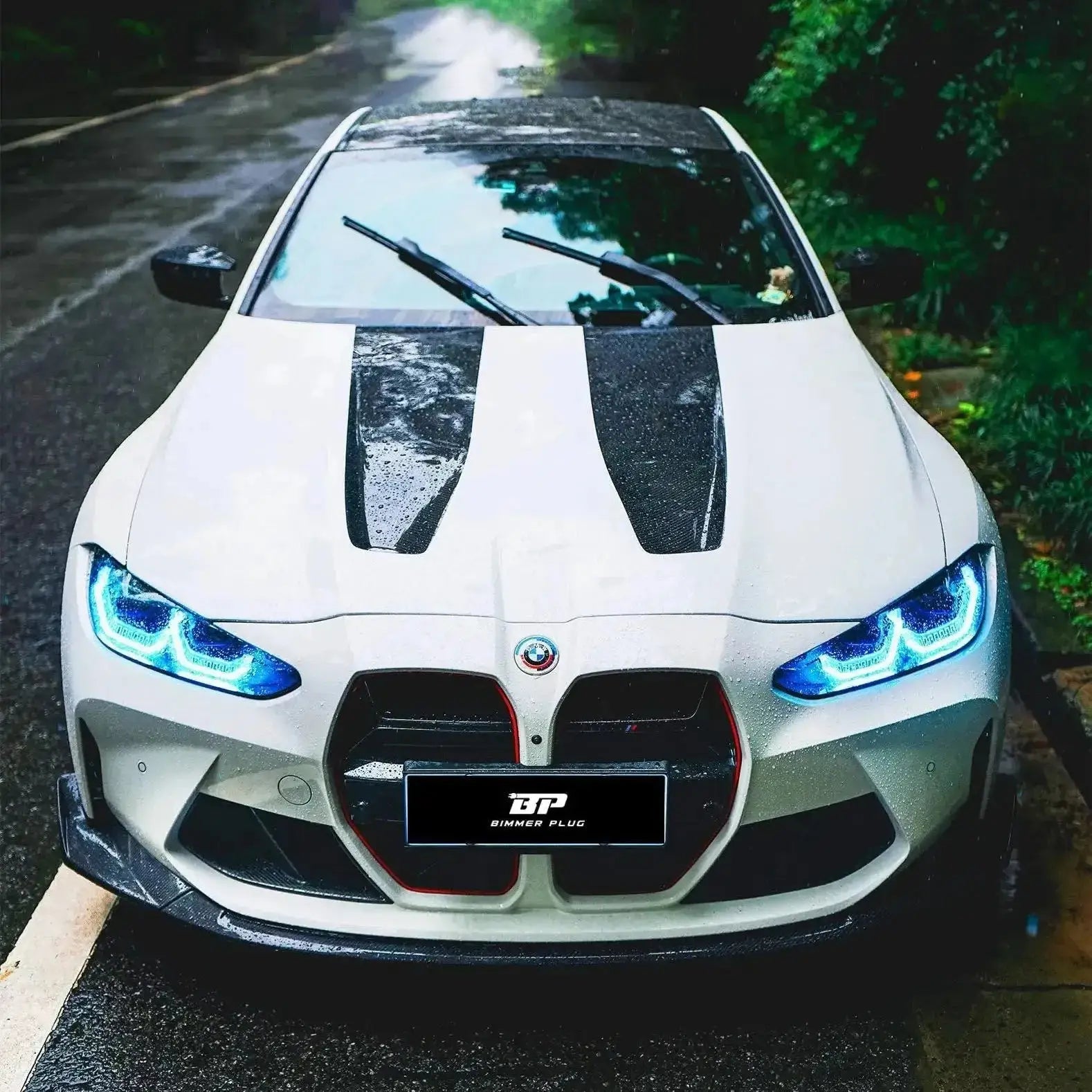 Fehér bmw m4 fekete versenysávokkal és kék led fényszórókkal géptető carbon fiber bmw g80 g81 m3 kipufogó rendszerhez