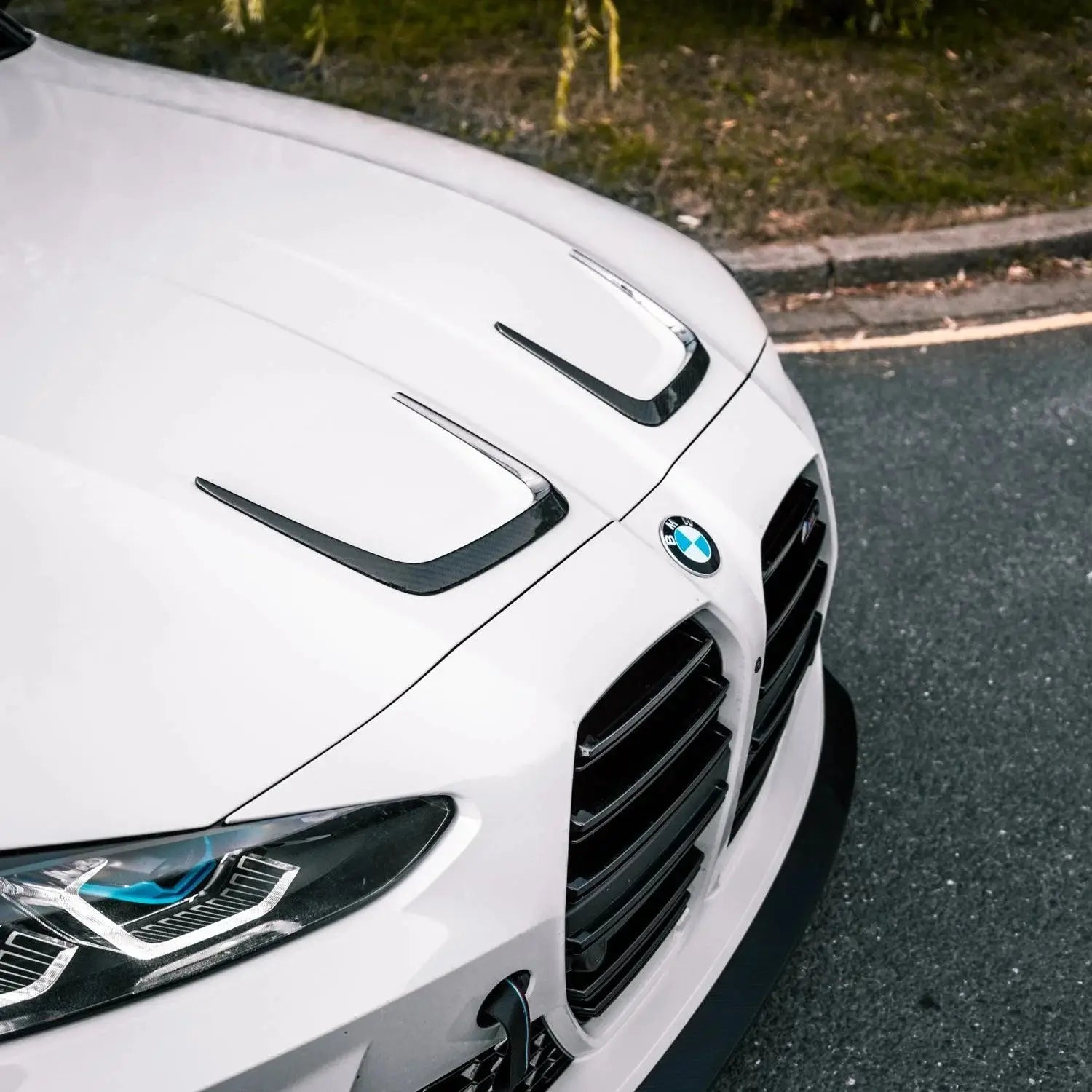 Fehér bmw m3 sportos karbon szén géptető kiegészítő elem kipufogó rendszerhez g80 g81 m4 g82 g83 modellekhez