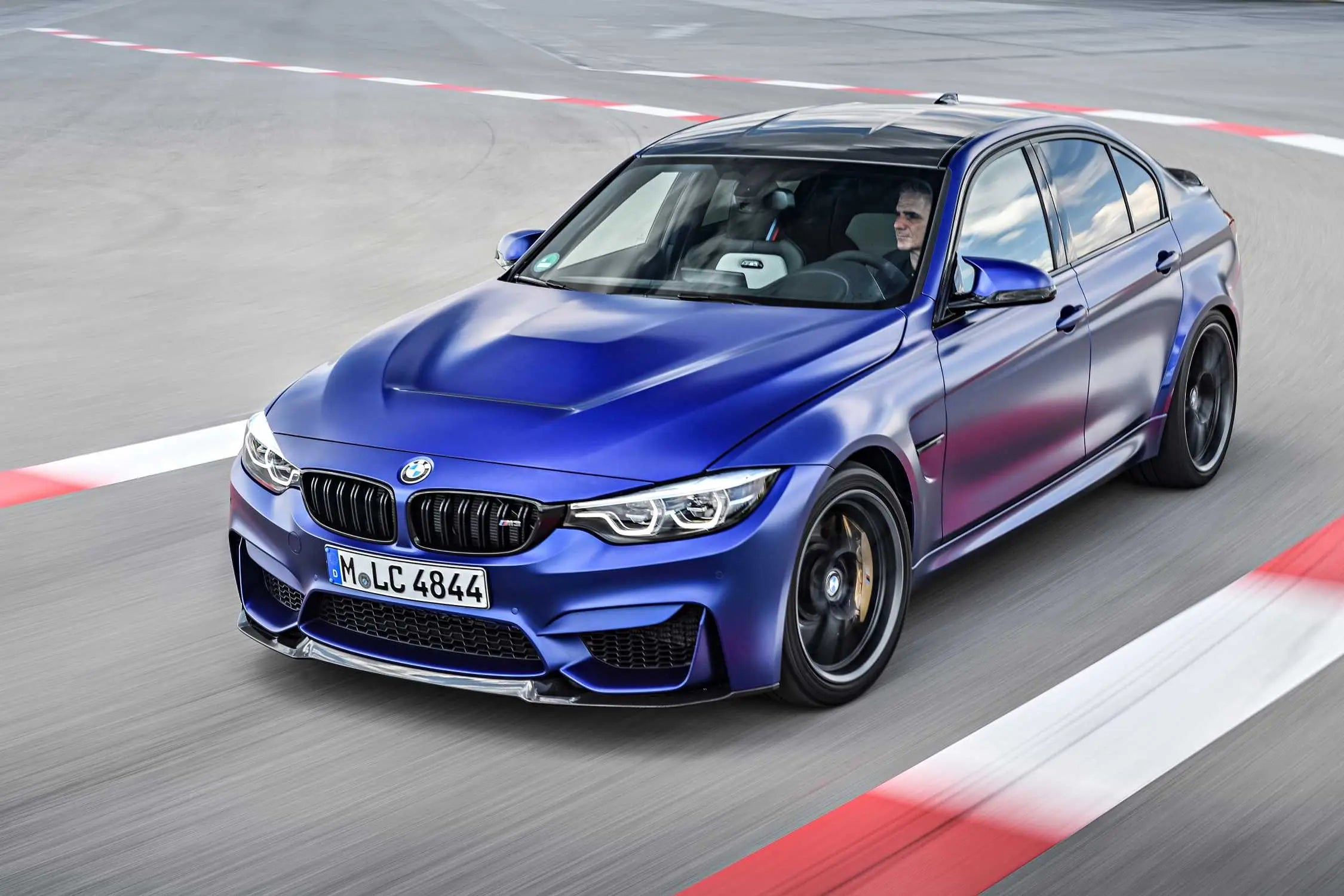 Vibráló metálkék bmw m3 sportos design fekete karbon kipufogó rendszerrel gts performance flash szoftverhez