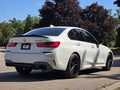 Fehér bmw m3 sedan fekete karbonszálas kipufogó rendszerrel és hátsó spoilerrel gyári pops and bangs szoftverhez