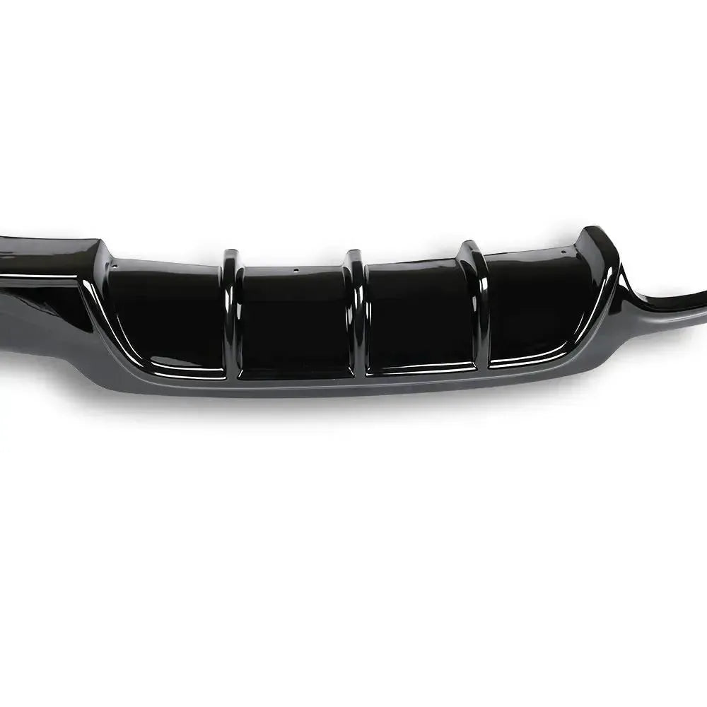 Fényes fekete ABS diffúzor bordái közelről (P Style) – BMW F32 4-es sorozat