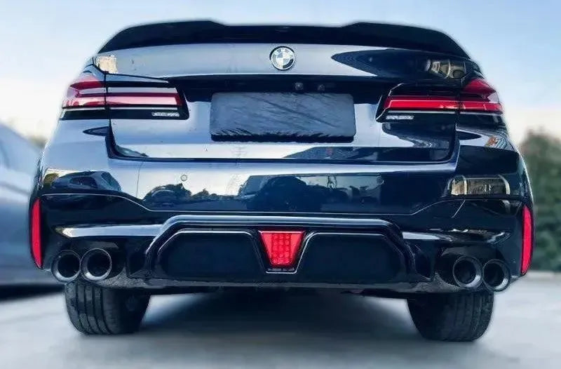 Fekete LCI BMW G30 hátulról, fényes fekete diffúzorral, világító féklámpával, 4 kipufogóvéggel (CS Style)
