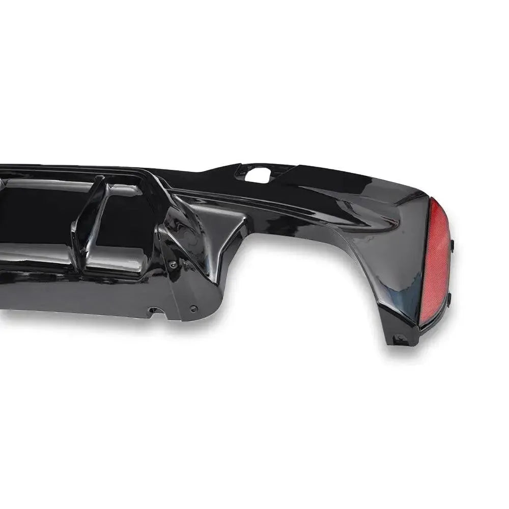 Close-up of the gloss black diffuser end with red reflector – BMW G30 5 Series