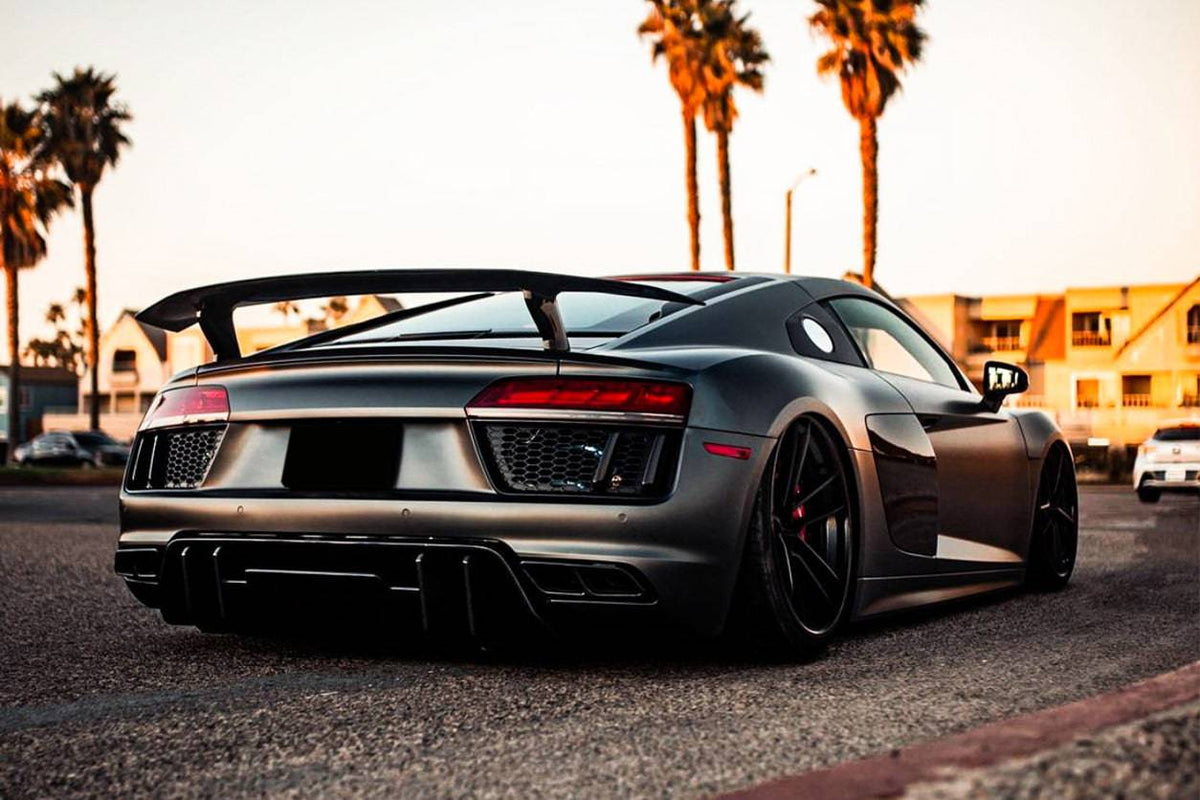 Matt szürke, facelift előtti Audi R8 4S hátulról 3/4-ből, carbon hátsó diffúzorral és szárnnyal (VRS Style)