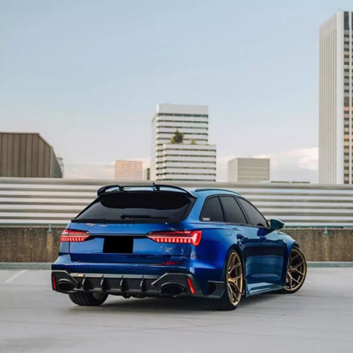 Kék Audi RS6 Avant C8 bronz felnikkel, hátsó 3/4-es nézetből, bordás carbon diffúzorral (Euro V1 Style)