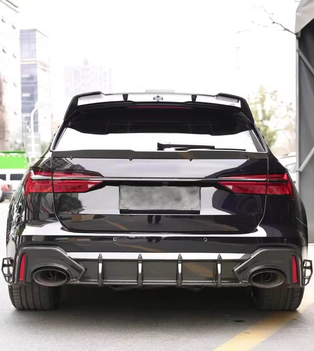 Fekete Audi RS6 Avant C8 hátulról, bordás carbon diffúzorral és oldalelemekkel (Euro V1 Style)