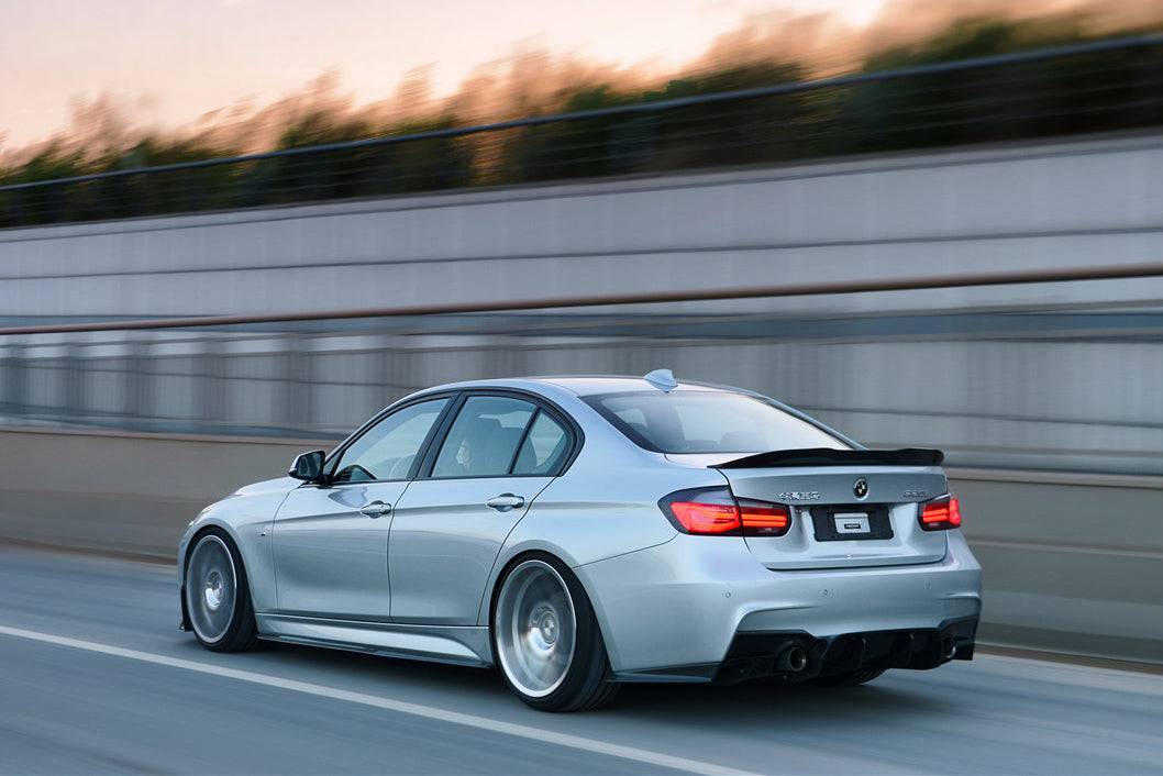 Ezüst BMW F30 menet közben, hátsó 3/4-es nézetből, felszerelt carbon hátsó diffúzorral (GV Style)