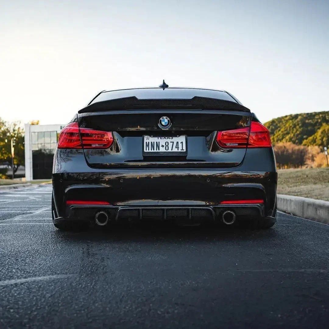 Fekete BMW F30 hátulról, carbon hátsó diffúzorral és kipufogóvéggel mindkét oldalon (MP Style)