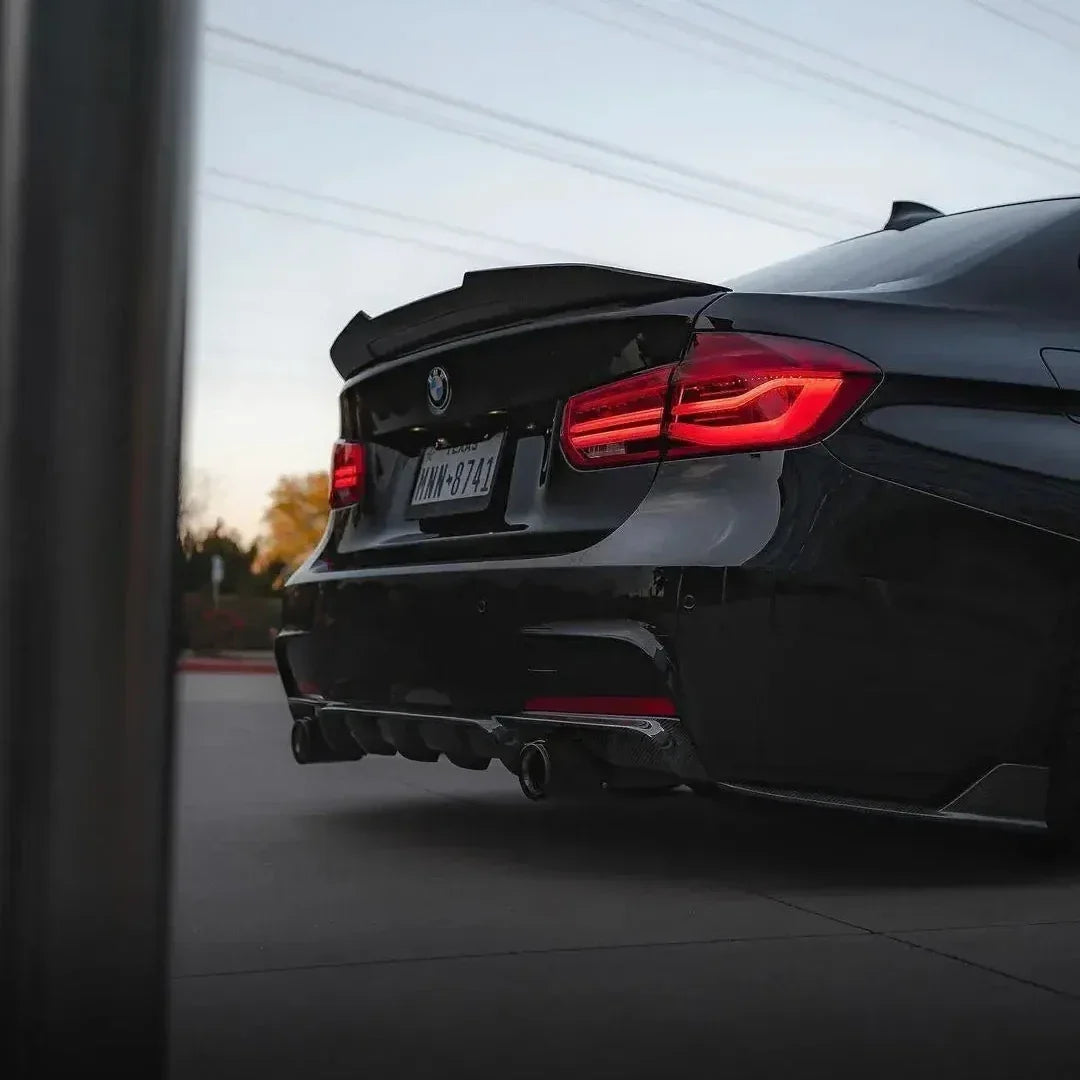 Fekete BMW F30 alkonyatkor, hátsó 3/4-es nézetből, carbon hátsó diffúzorral (MP Style)