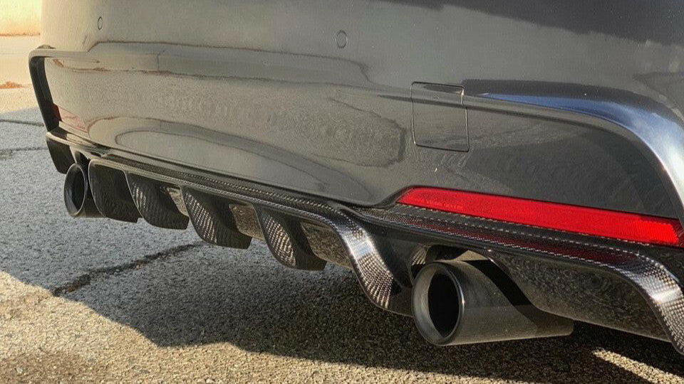 Sötétszürke BMW F30 hátsó lökhárítója közelről, carbon diffúzorral és kétoldali kipufogóval (MP Style)