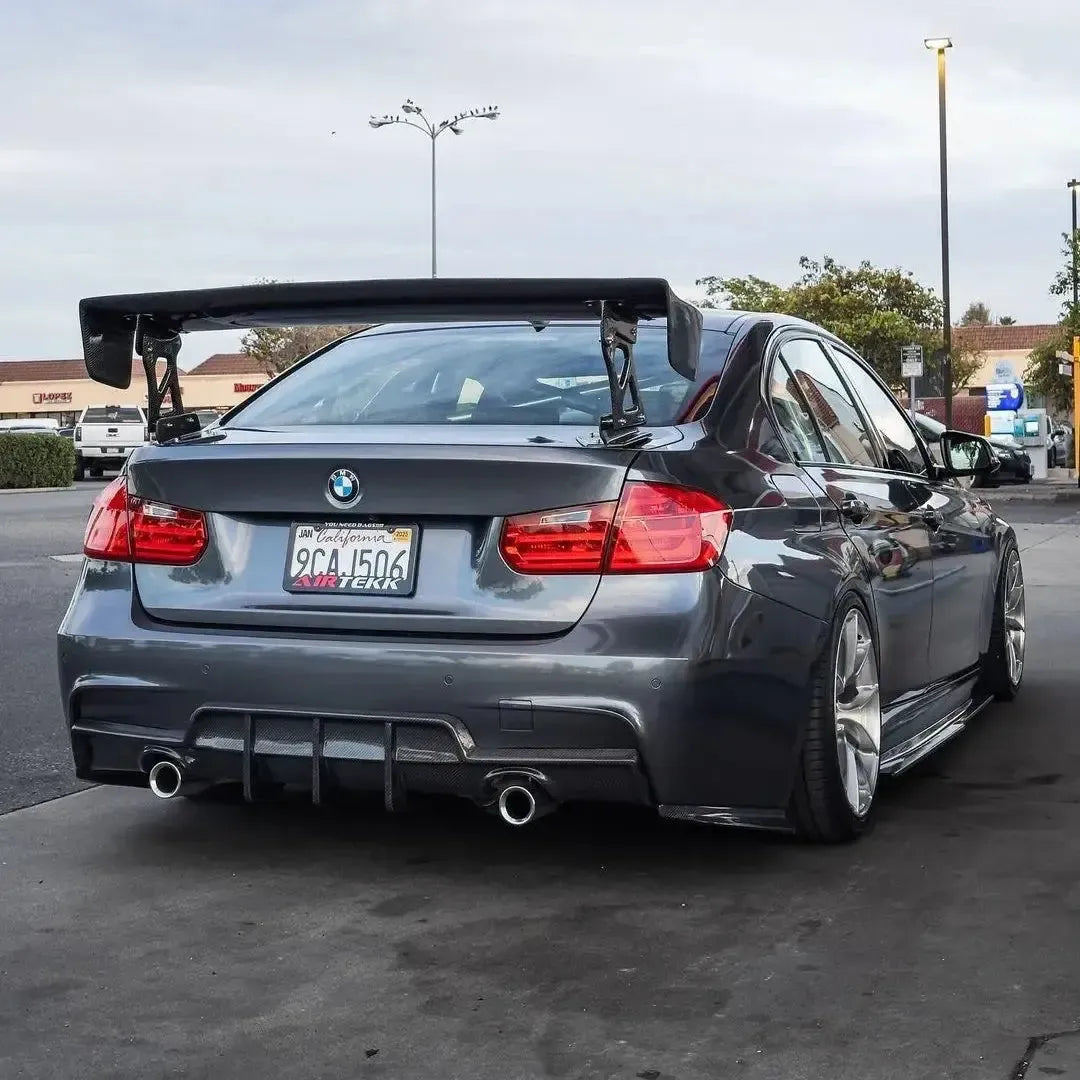 Szürke BMW F30 GT szárnnyal, hátsó 3/4-es nézetből, felszerelt carbon diffúzorral (Signature Style)