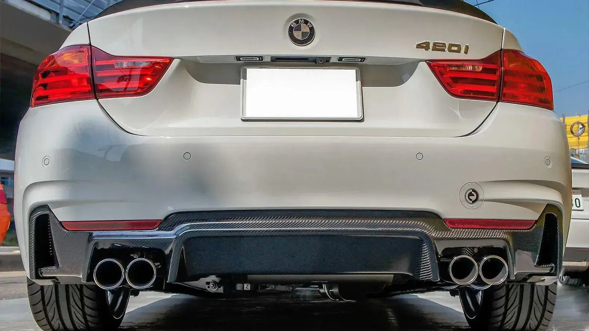 Fehér BMW F32 420i hátulról, carbon hátsó diffúzorral és négy kipufogóvéggel (END CC Style)