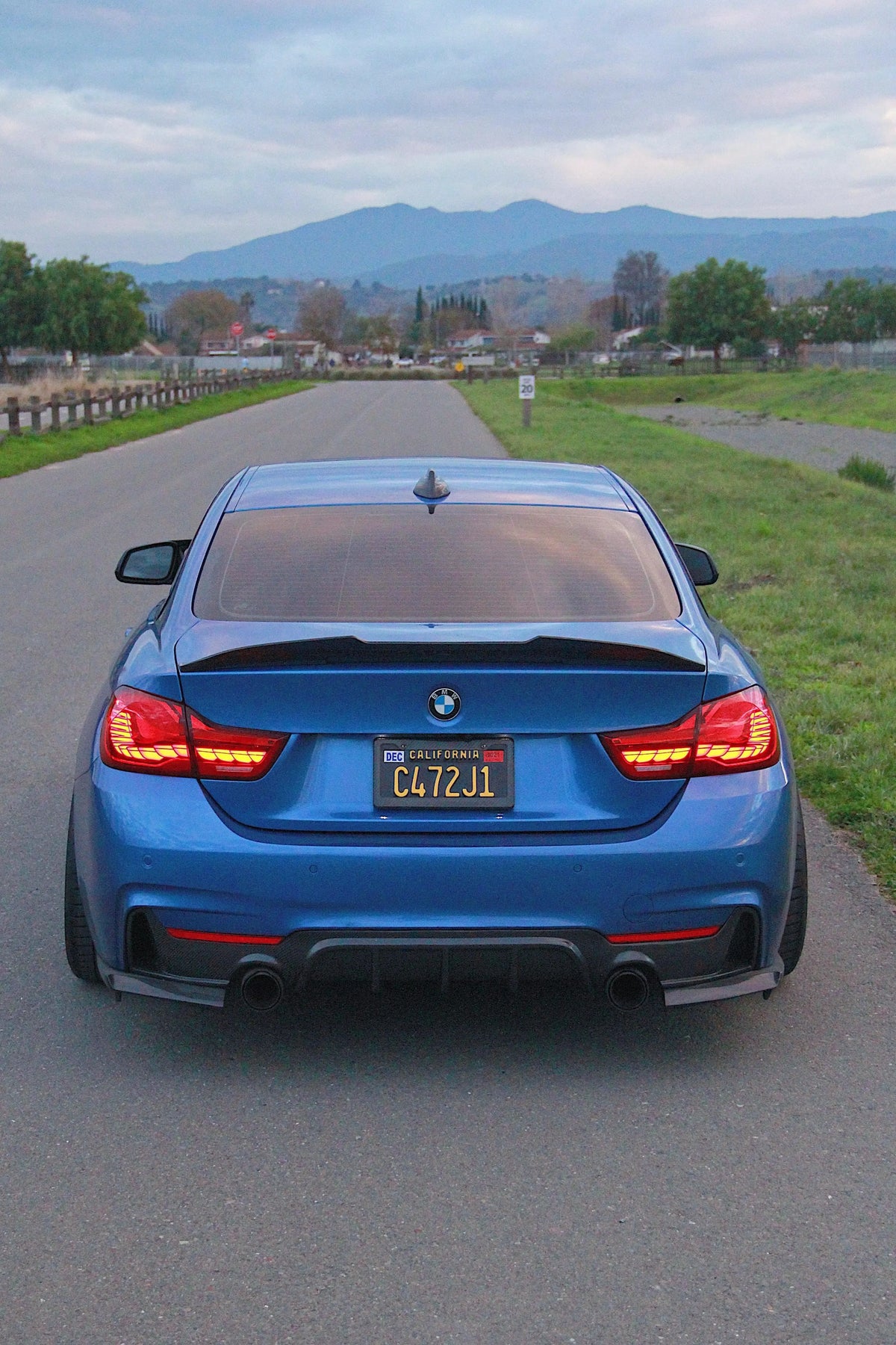 Kék BMW F32 hátulról az úton, carbon fiber hátsó diffúzorral (MP Style)