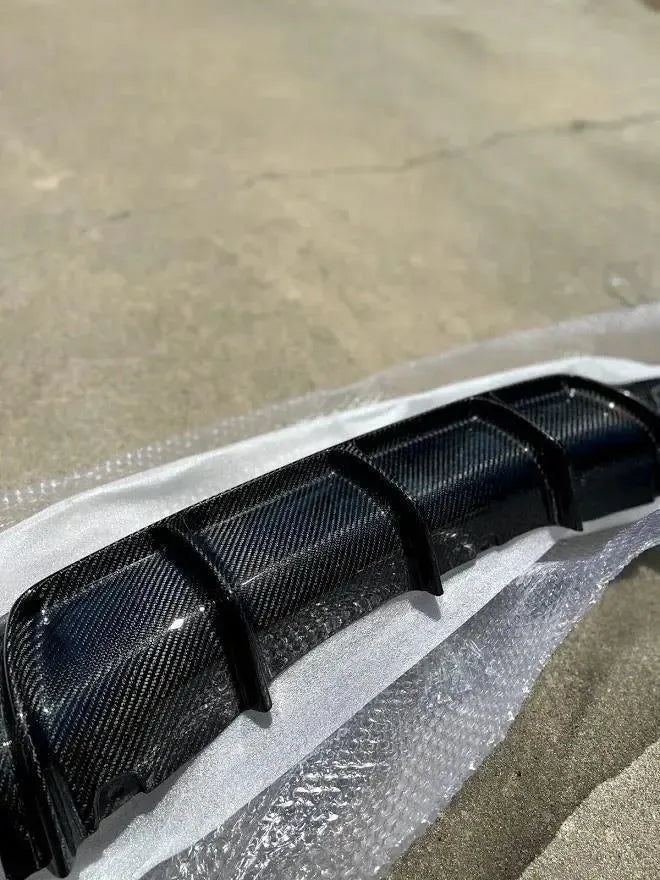 Carbon hátsó diffúzor bordái közelről, buborékfólián (MP Style) – BMW F32 4-es sorozat