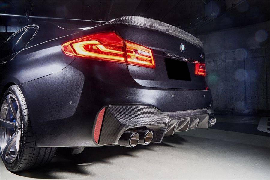 Dark gray BMW F90 M5, rear three-quarter view, with finned carbon diffuser and corner caps (D3 Style)