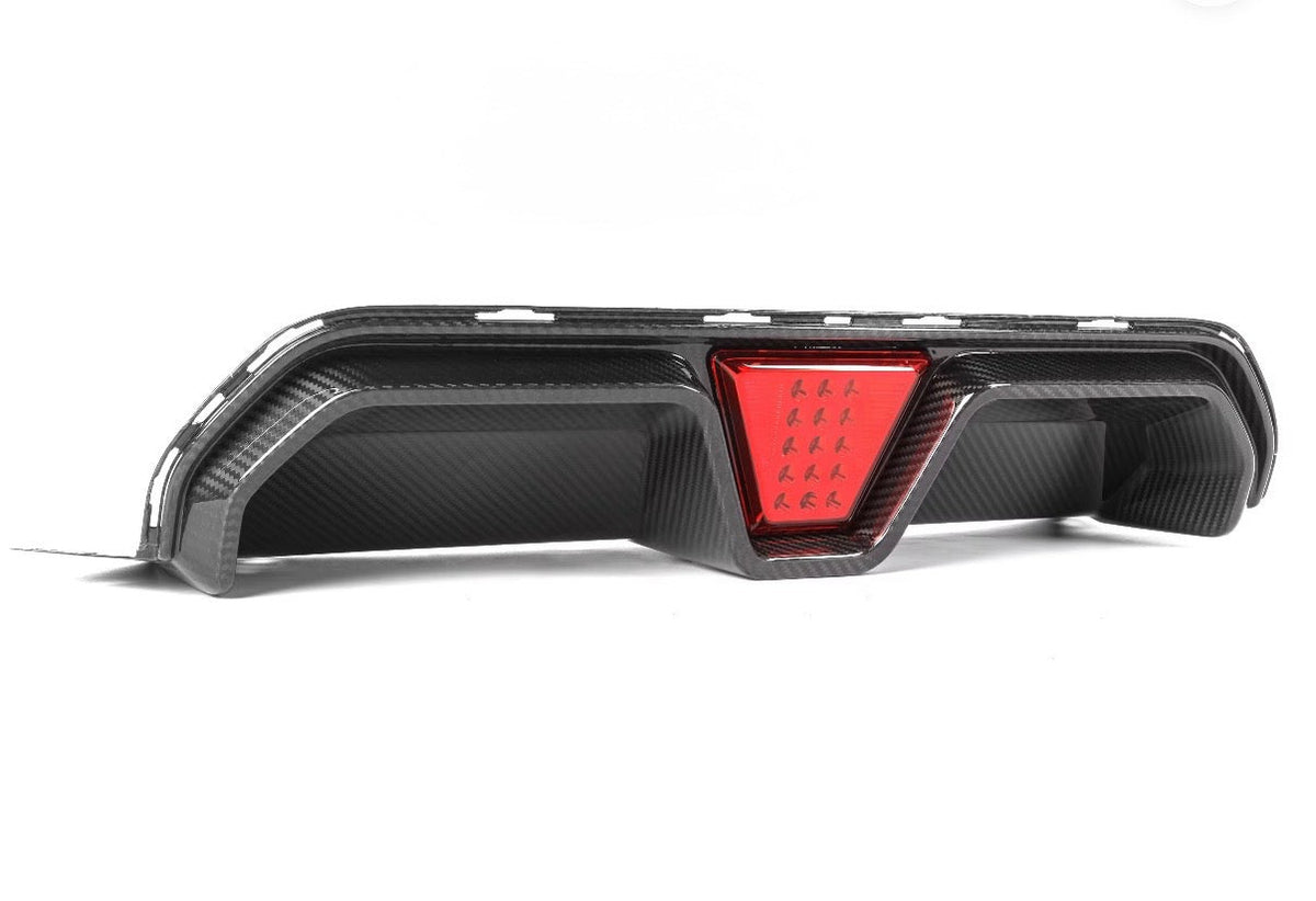 Carbon rear diffuser with brake light, three-quarter view, red light illuminated (PM Style) – BMW F90 M5