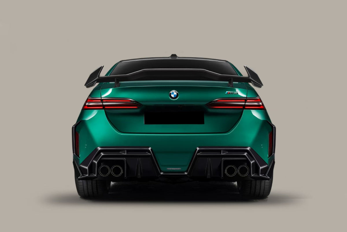 Zöld BMW G90 M5 hátulnézetből, carbon fiber hátsó diffúzorral, renderkép (AD Style)