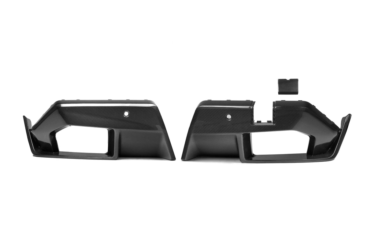 Kétrészes carbon fiber hátsó diffúzor vonószem-takaróval, hátulról (PM V2 Style) – BMW G90 M5