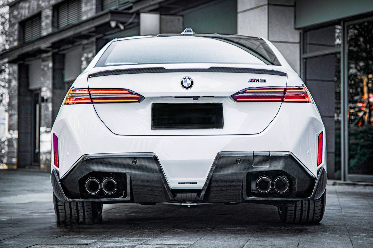 Fehér BMW G90 M5 hátulnézetben, felszerelt carbon fiber hátsó diffúzorral (PM V2 Style)