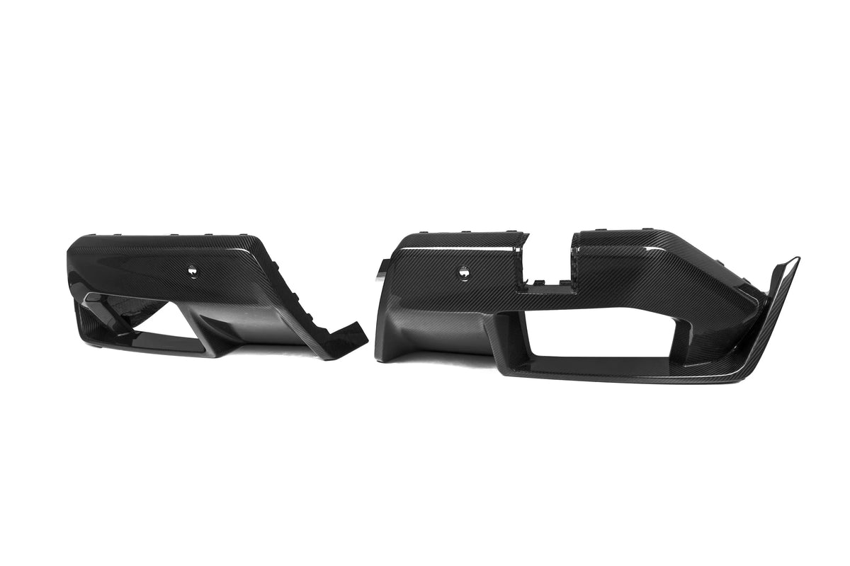 Carbon fiber hátsó diffúzor két elemben, 3/4 nézetben (PM V2 Style) – BMW G90 M5