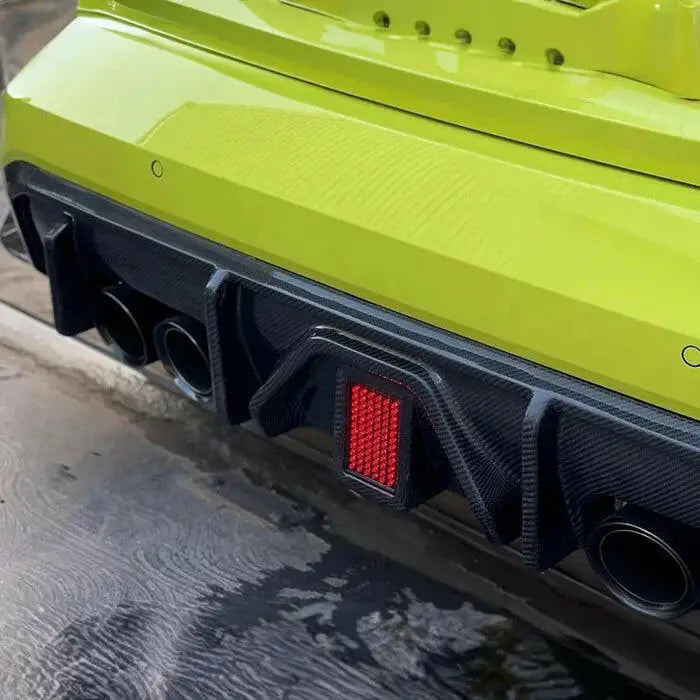 Hátsó carbon fiber diffúzor piros led világítással és dual bmw m3 kipufogó rendszerrel lime zöld autón