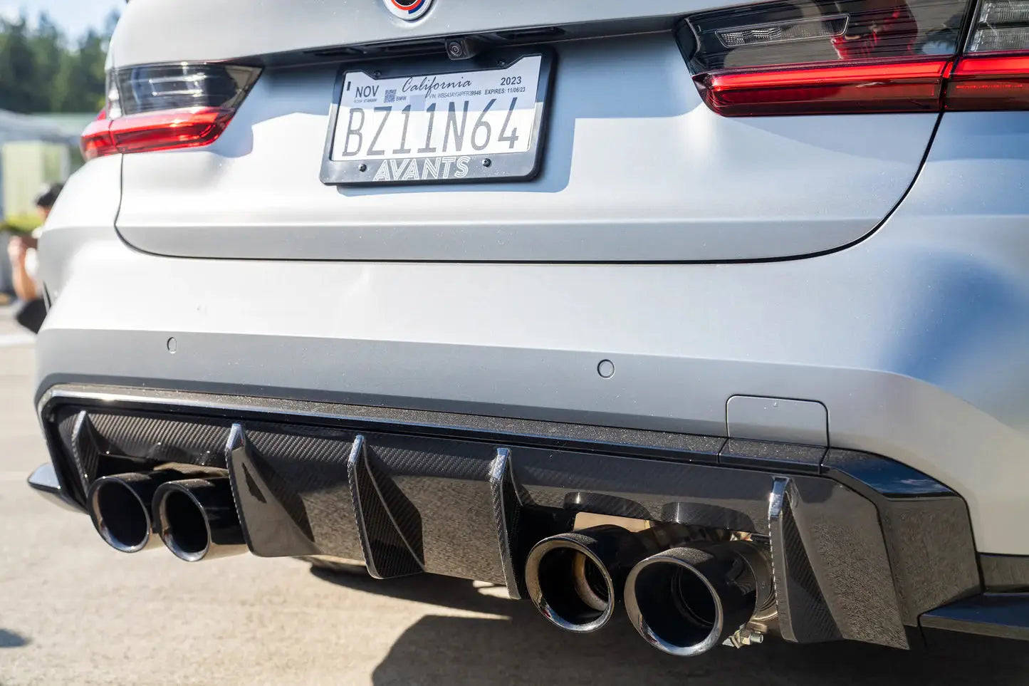 Black carbon fiber hátsó diffúzor bmw m3 kipufogó rendszerhez ezüst autó hátulján