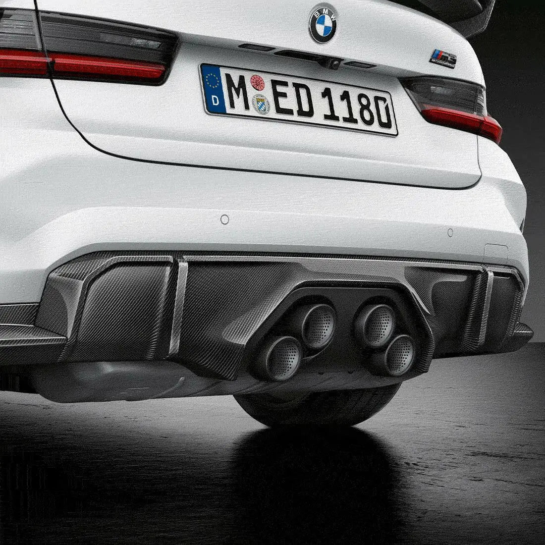 Hátsó diffúzor carbon fiber anyagból bmw m3 kipufogó quad kipufogó rendszerrel fehér színben