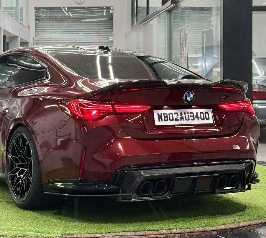 Hátsó diffúzor carbon fiber anyagból bmw m4 g82 fekete spoilerrel és karbon kipufogó rendszerrel