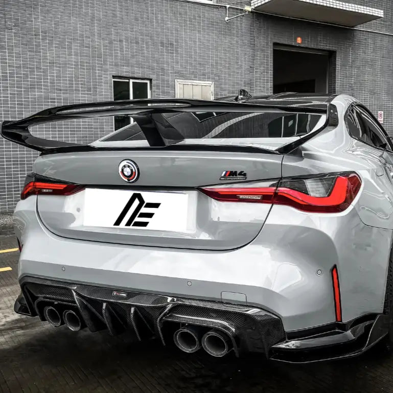 Ezüst bmw m4 hátulja fekete carbon fiber hátsó diffúzorral karosszéria és kipufogó rendszer részére
